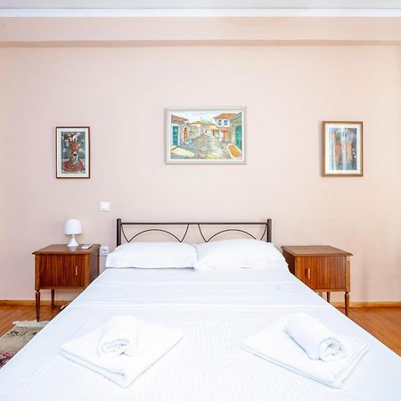Charming & Authentic Gem - Walk To Port & Shops! Apartamento Patras Exterior foto