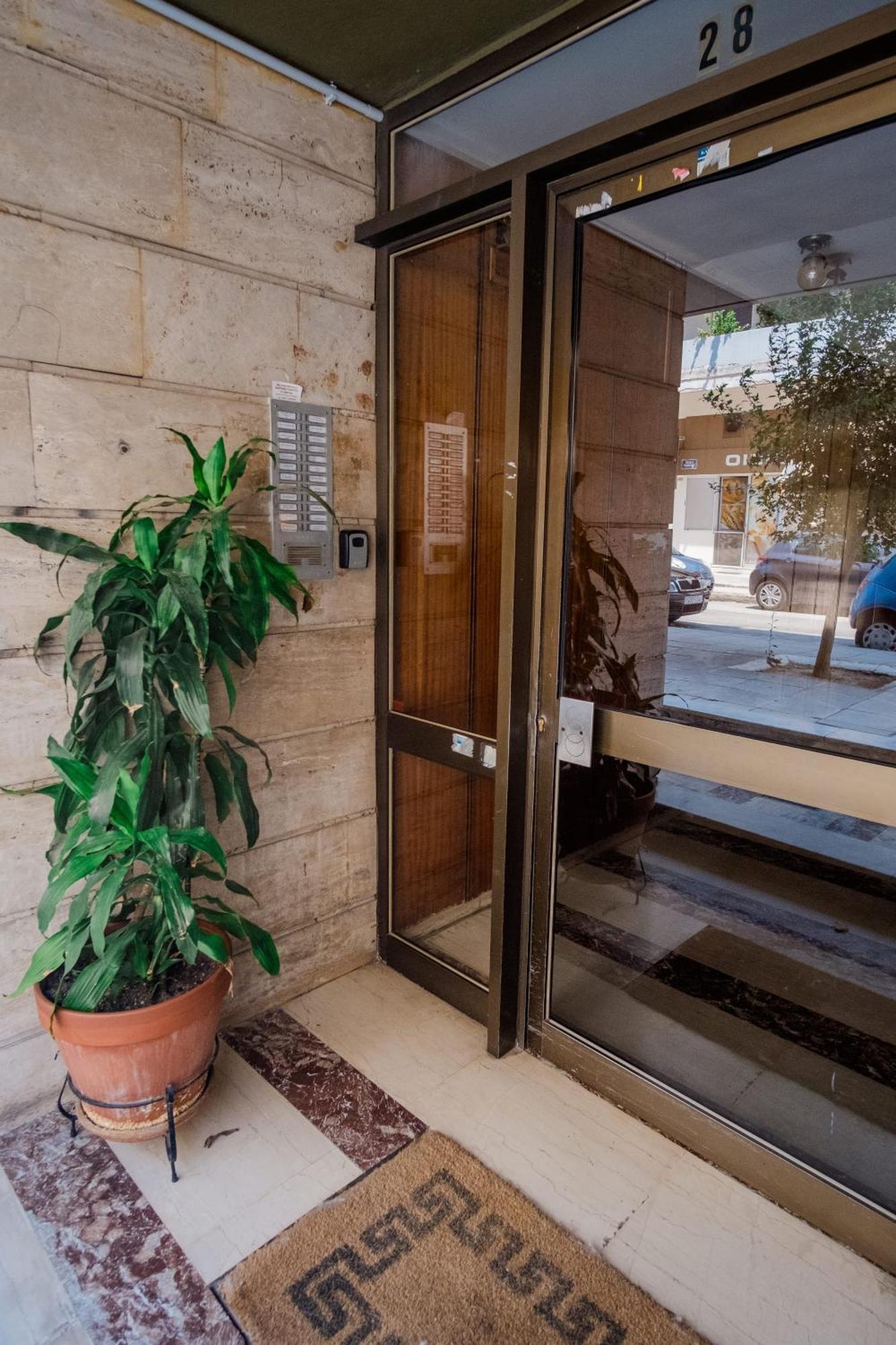 Charming & Authentic Gem - Walk To Port & Shops! Apartamento Patras Exterior foto