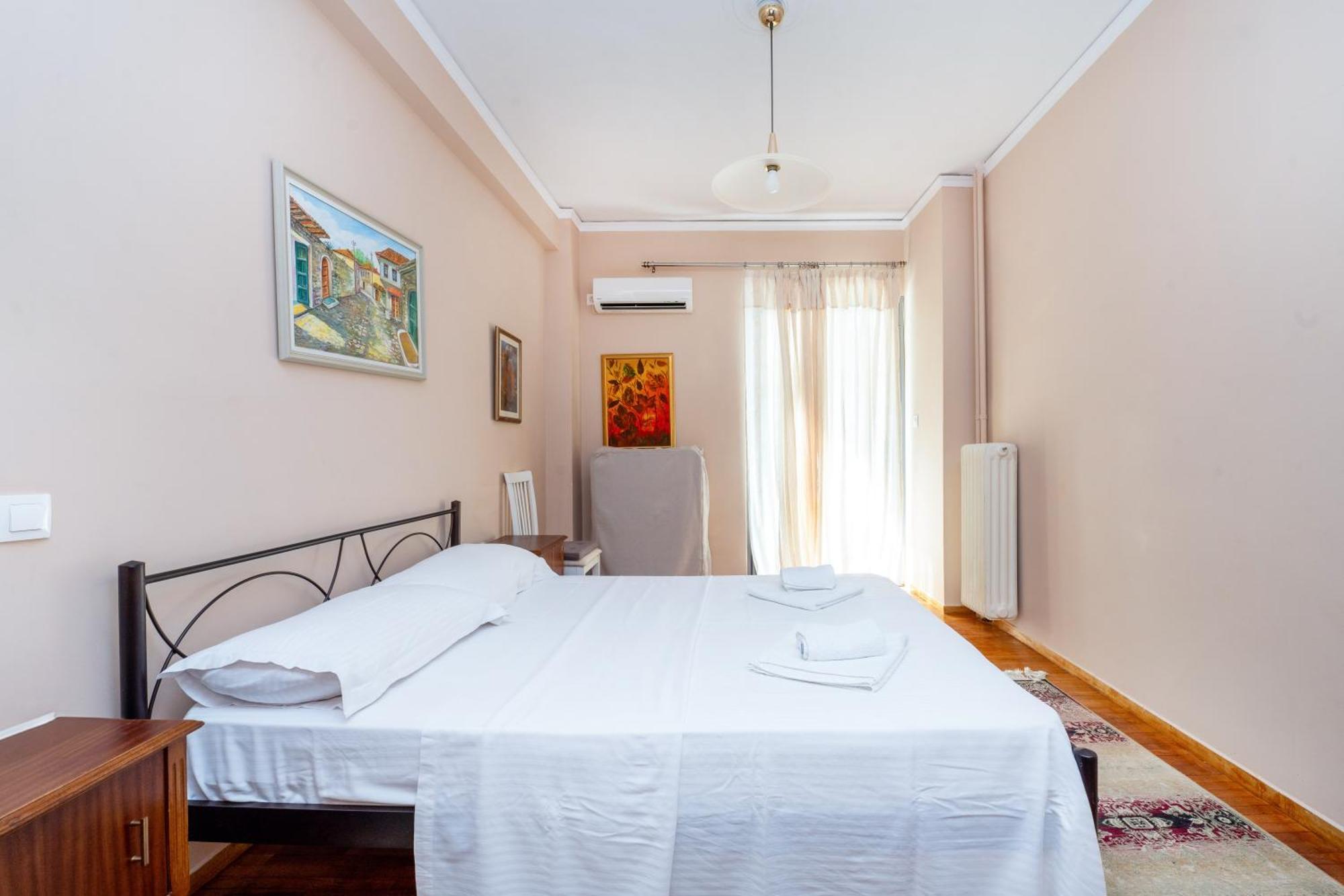Charming & Authentic Gem - Walk To Port & Shops! Apartamento Patras Exterior foto