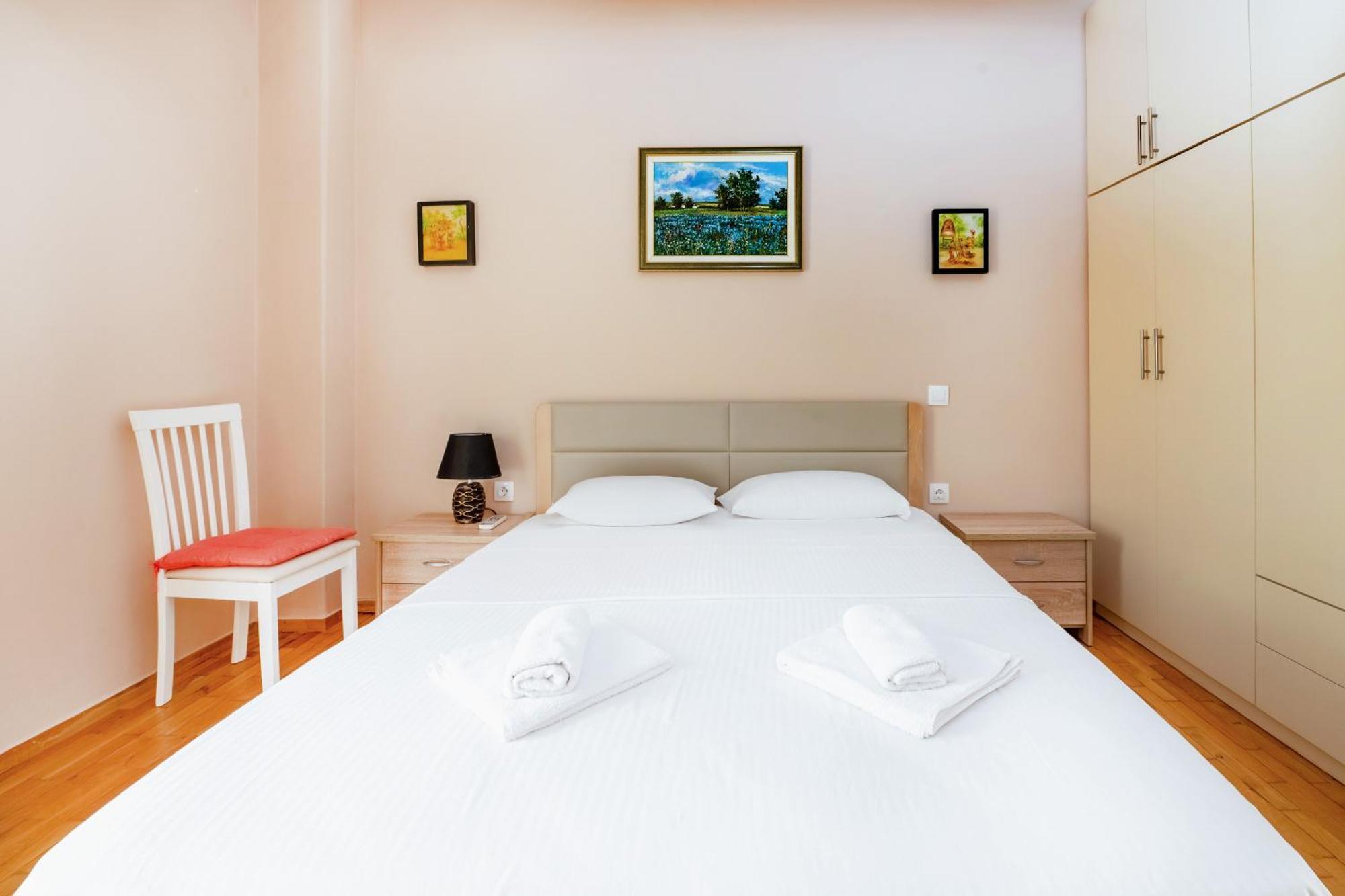 Charming & Authentic Gem - Walk To Port & Shops! Apartamento Patras Exterior foto