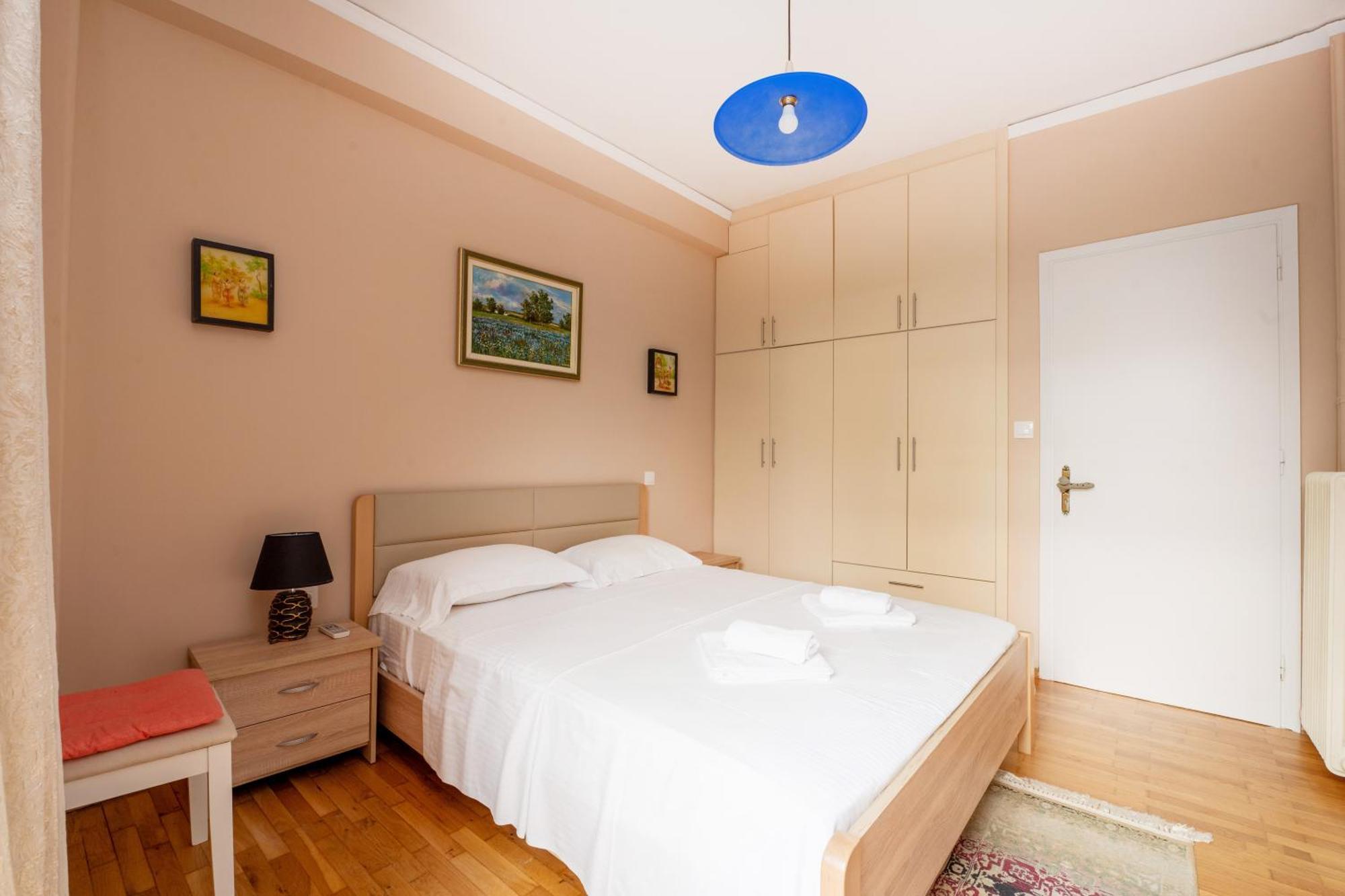 Charming & Authentic Gem - Walk To Port & Shops! Apartamento Patras Exterior foto