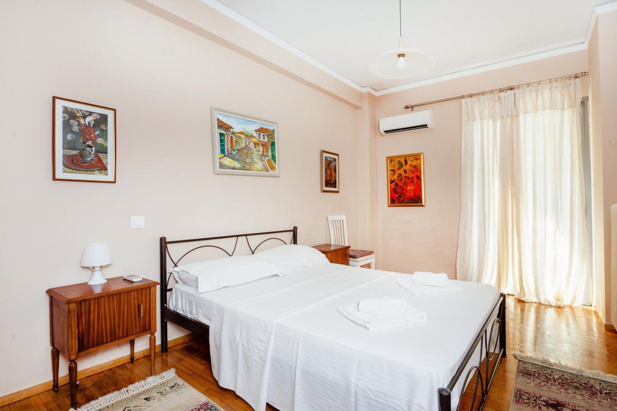 Charming & Authentic Gem - Walk To Port & Shops! Apartamento Patras Exterior foto