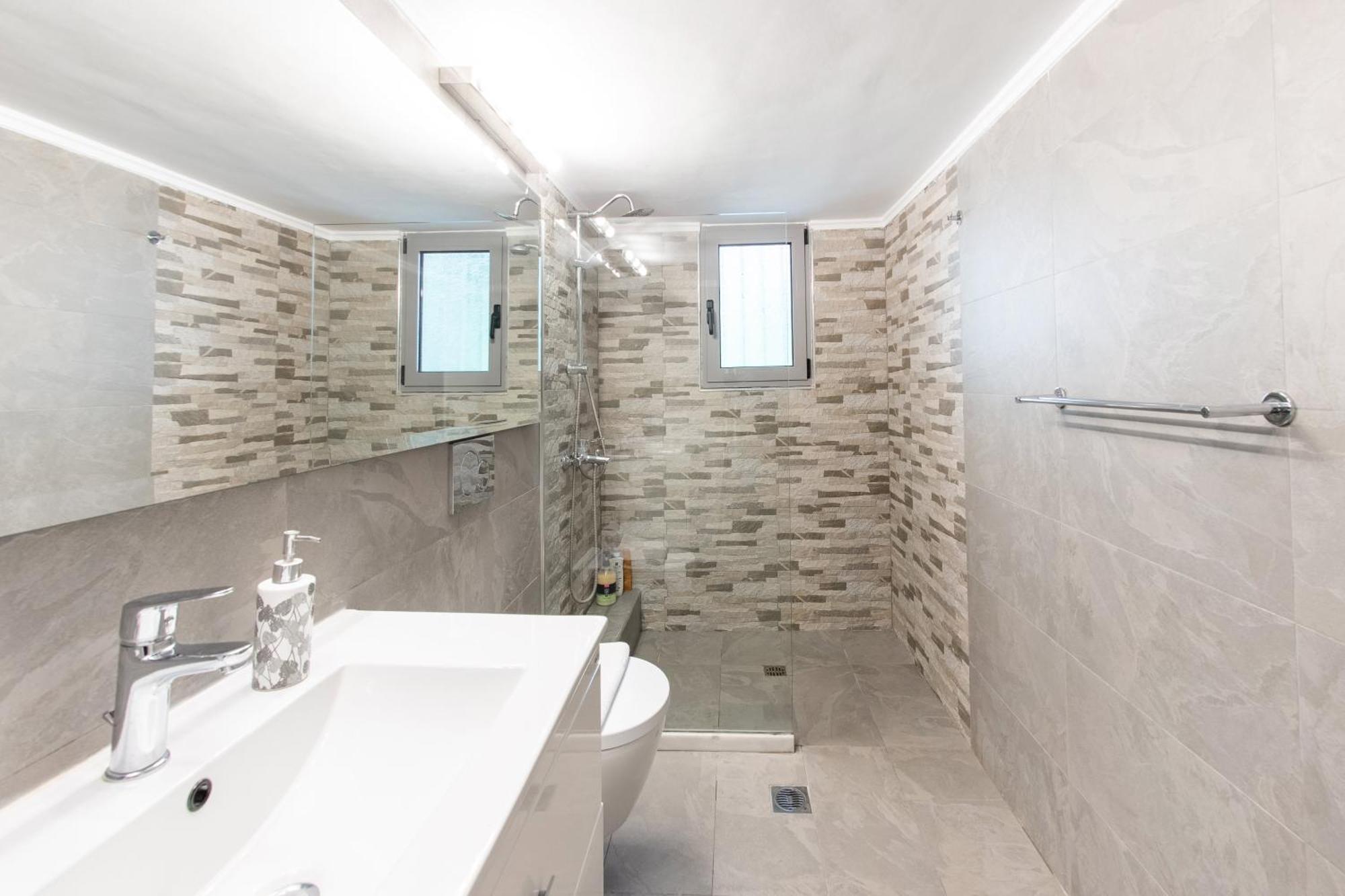 Charming & Authentic Gem - Walk To Port & Shops! Apartamento Patras Exterior foto